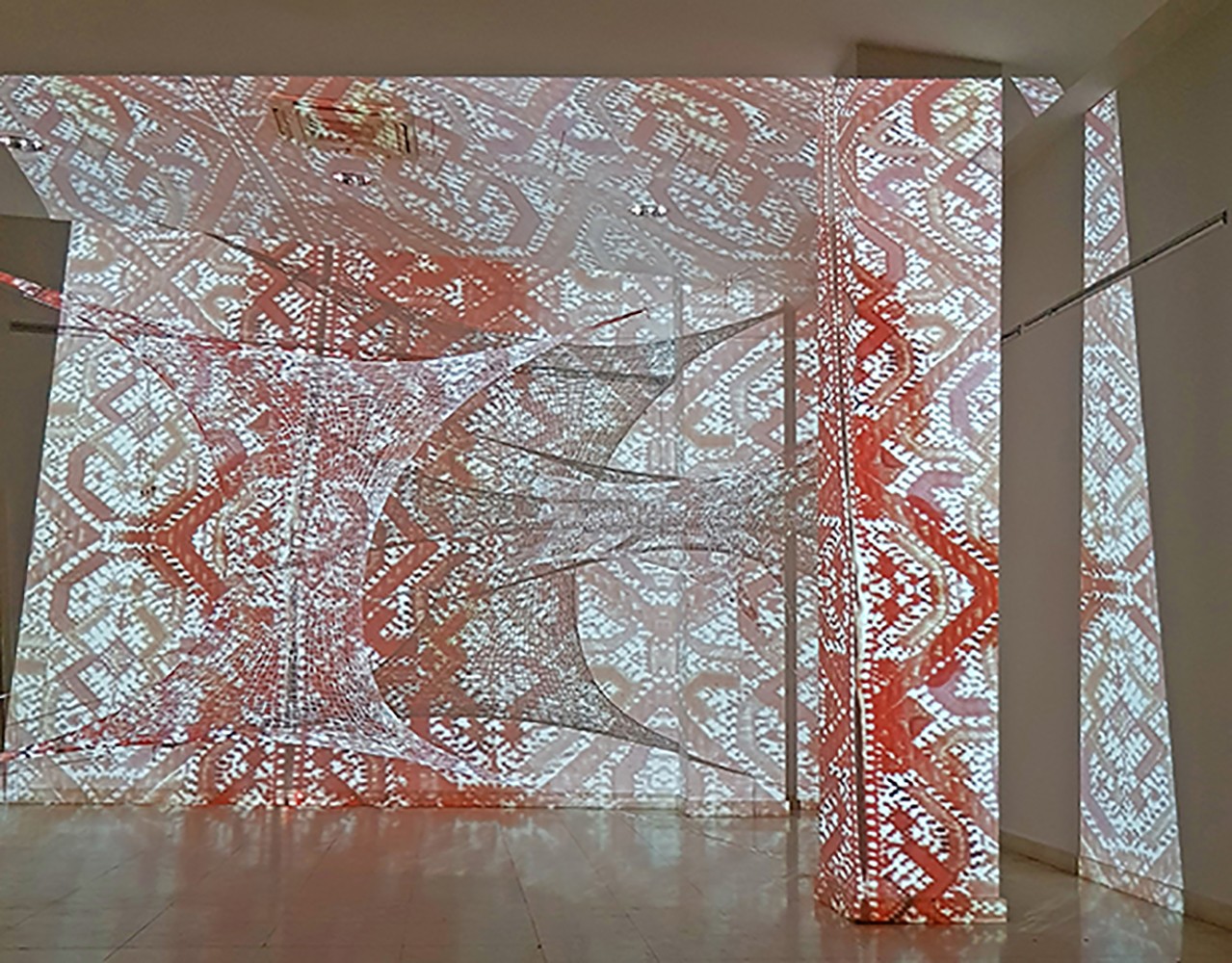 TRANSPOZICIJA 02, 400 × 260 × 300 cm, elastične trake, pletenje, video projekcija Samostalna izložba Linije koda Zadužbina Save Tekelije, Budimpešta, Republika Mađarska, 2019.