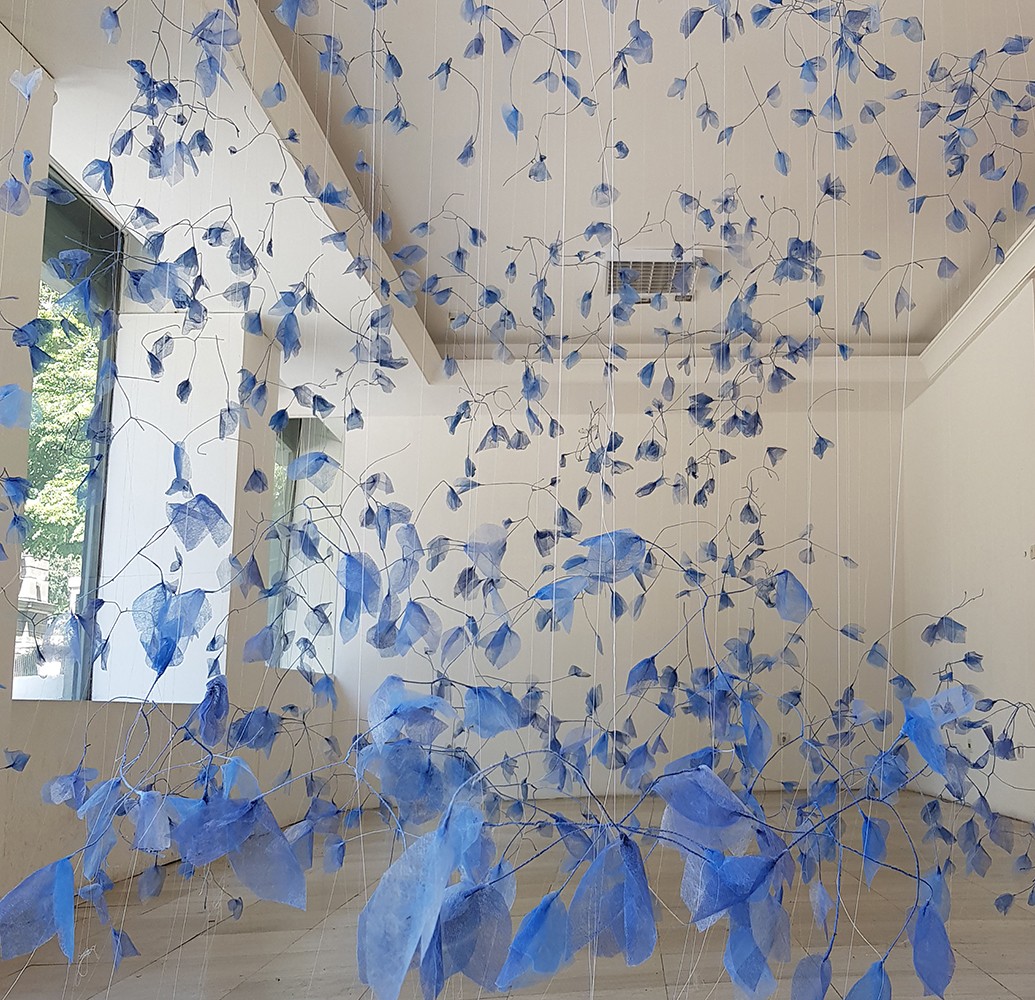 T A L A S, 300 × 300 × 300 cm, sintetički tekstil, pamučni konac, žica 51. majska izložba, ULUPUDS-a Izložbeni salon na Andrićevom vencu, Beograd, 2019.