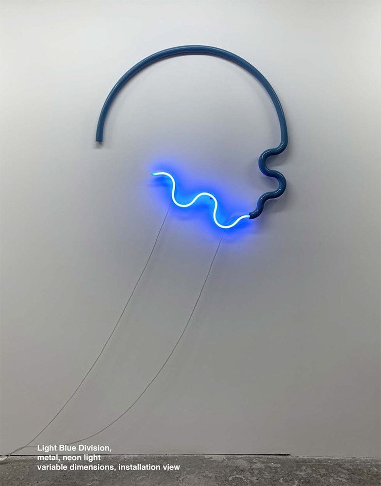 LIGHT BLUE DIVISION Metal, neonsko svetlo, 130 × 130 cm