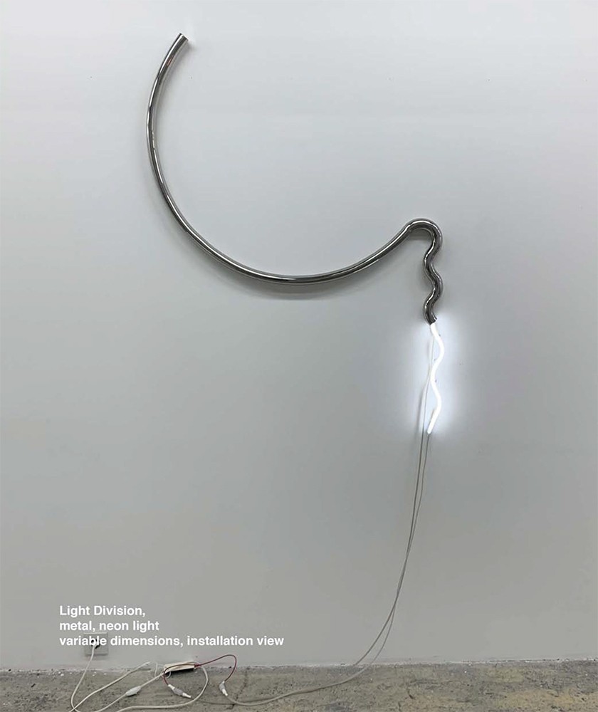 LIGHT DIVISION, metal, neonsko svetlo, 130 × 130 cm